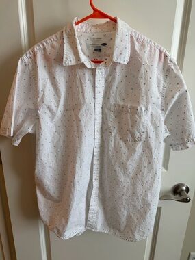 Old Navy White Short-Sleeve Button-Down Shirt w/ Tiny Navy & Red Dot Print Slim